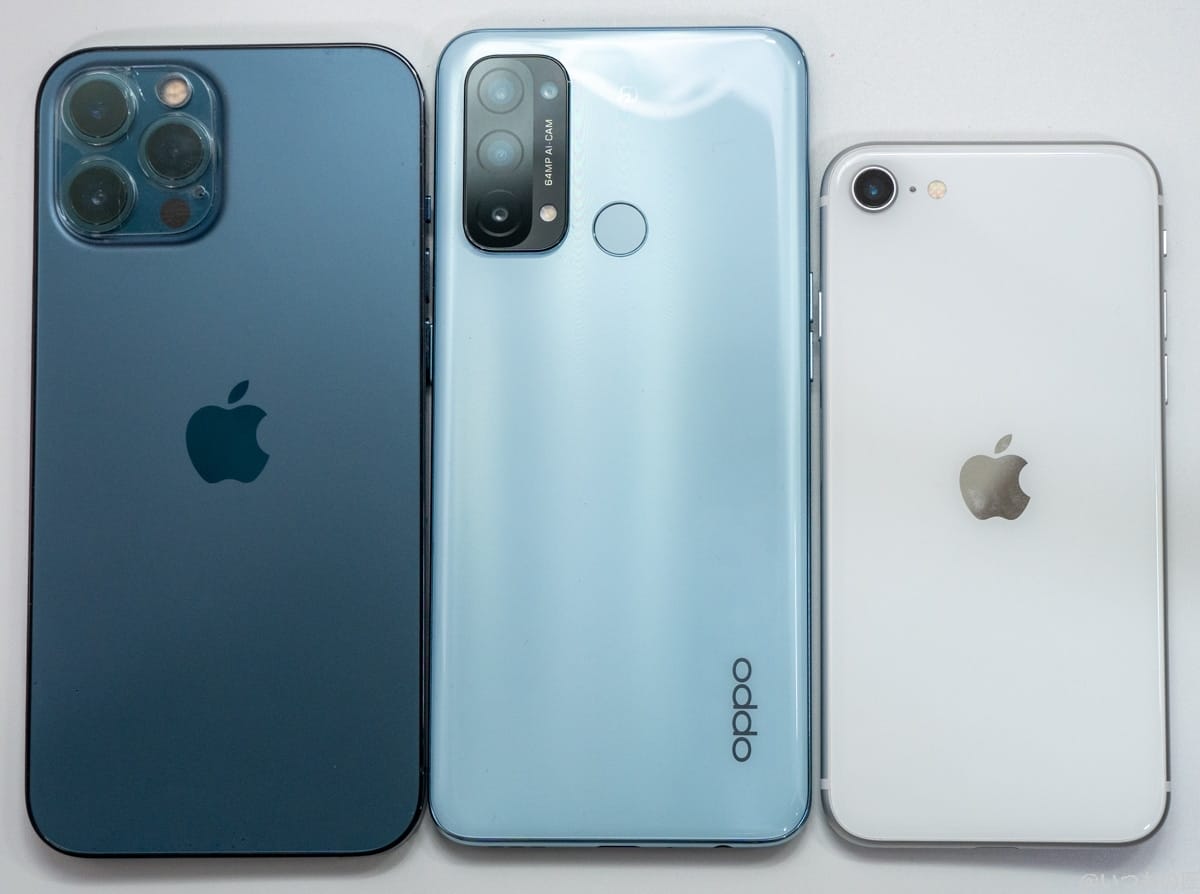 実は知らない!iPhone SE 第2世代の便利な5つの機能とは? 8 iPhone 12 Pro Maxは左、OPPO Reno5Aは中央、iPhone SEは右に並べてみましたが、iPhone SEの小ささが際立つ結果でした。