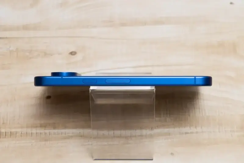 Google Pixel 10の側面（右）
