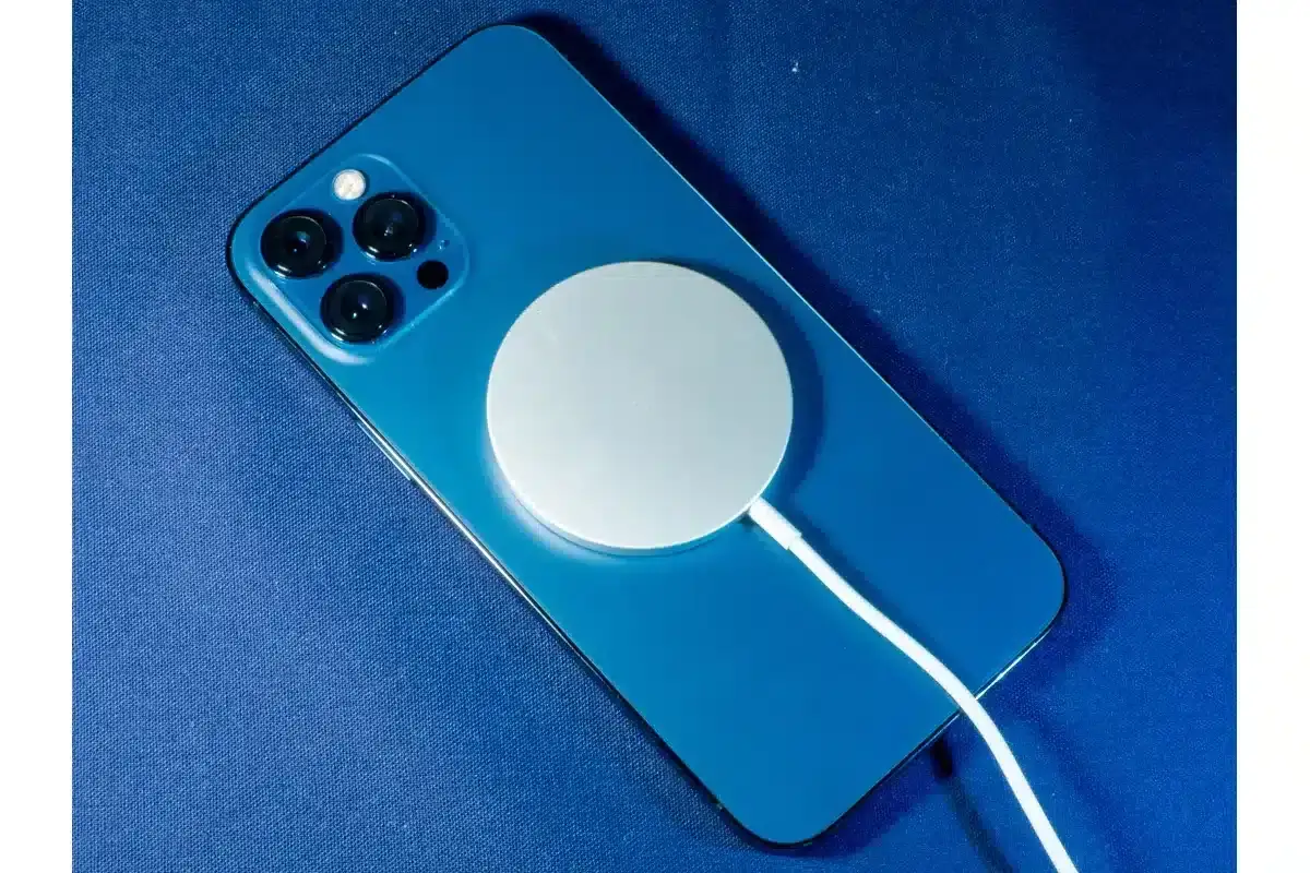 iPhone 13/iPhone 12を購入するべきではない3つの理由とは? 3 iPhone 12 Pro MAXをMagSafeで充電する様子です。貼り付ける手軽さは良いですが、とても高価です。