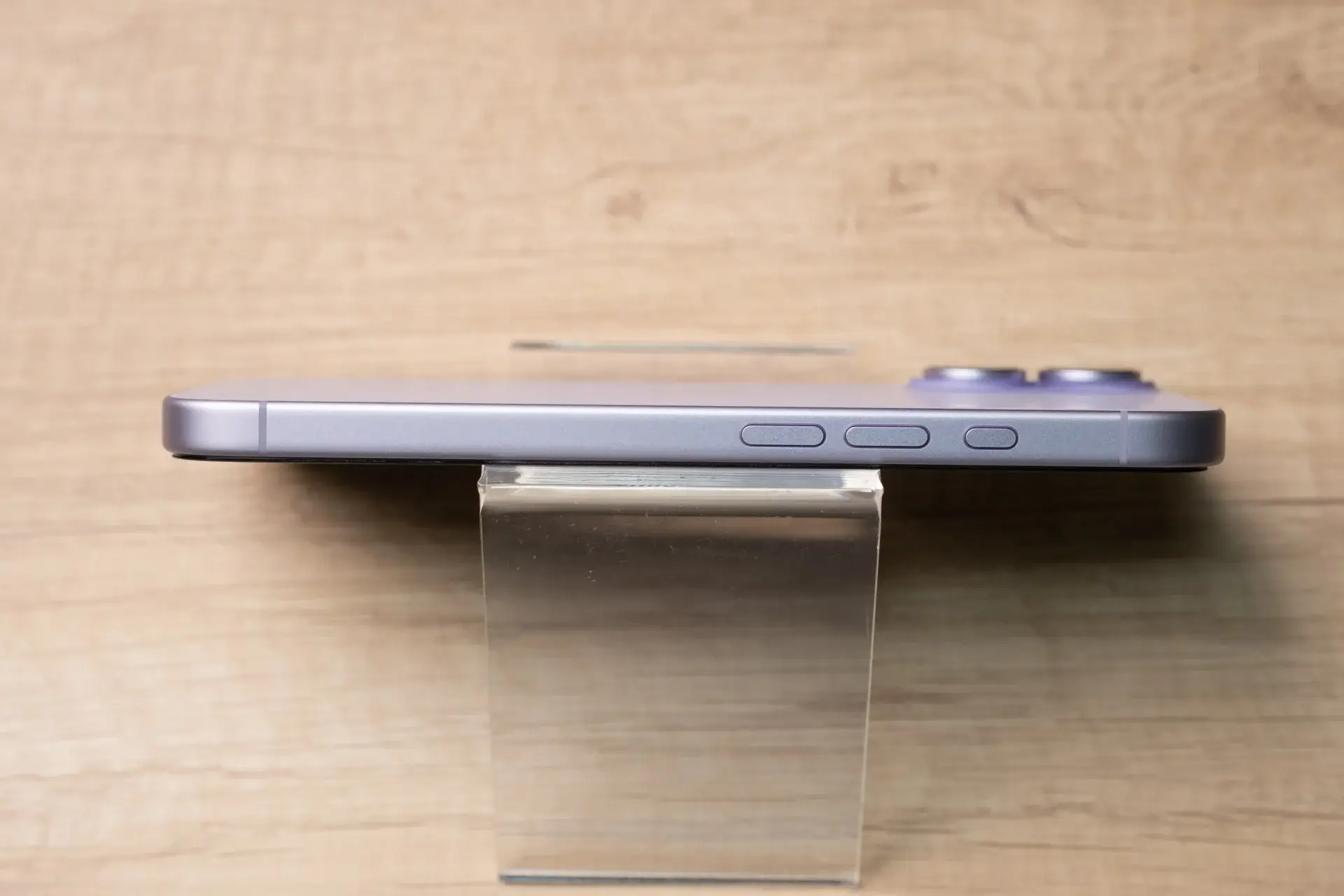 iPhone17 側面（左）