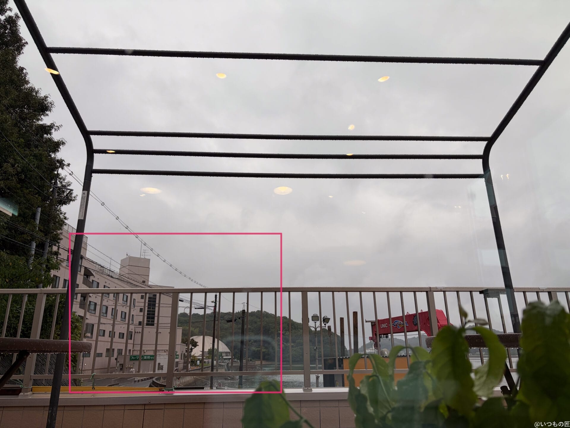 iPhone17のカメラ性能を徹底レビュー!48MP Fusion超広角カメラの実力は? 13 iPhone17 カメラ
雨の日に窓際からベランダを撮影した一枚