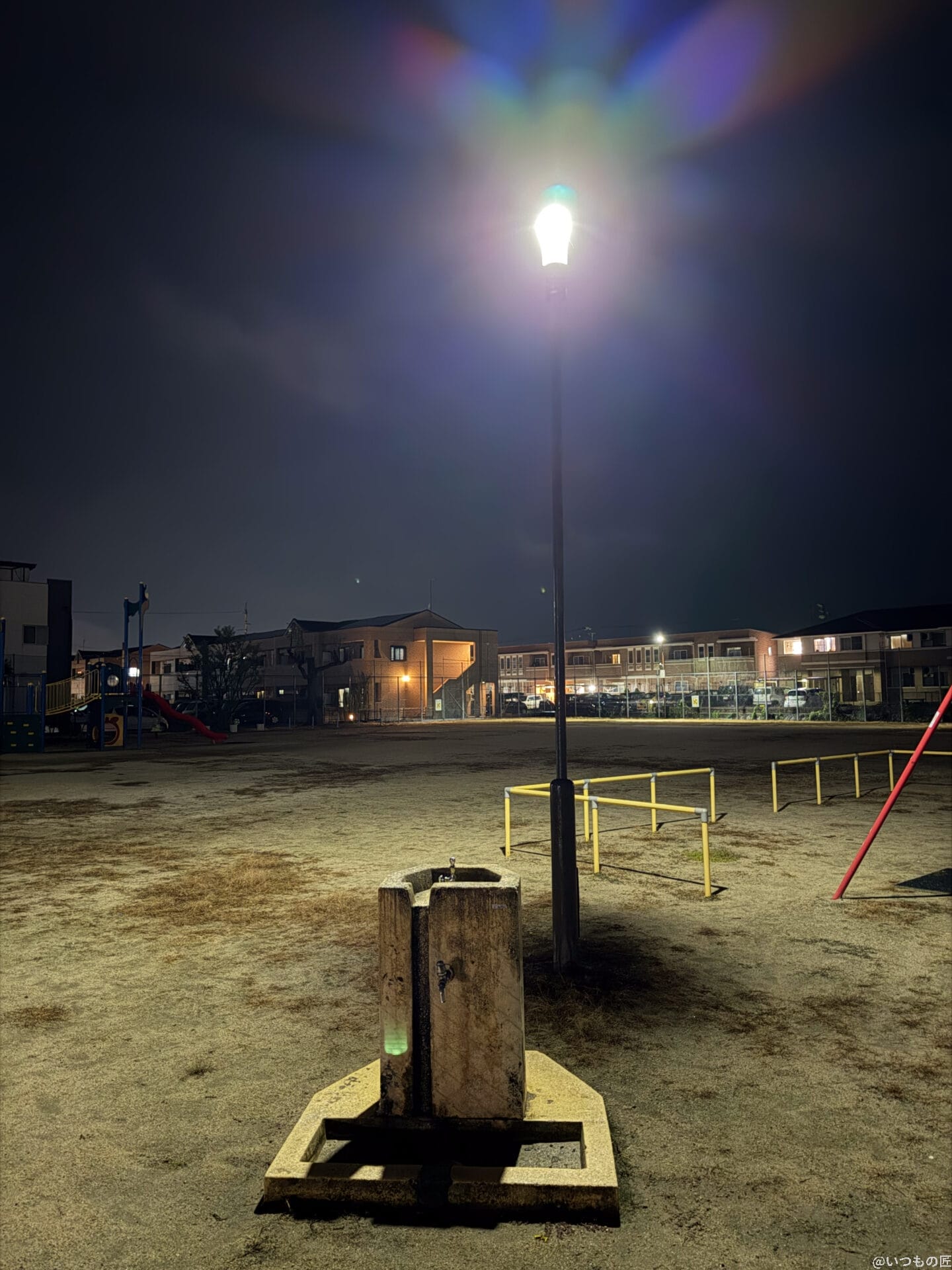 iPhone17 Pro カメラはどこまで進化?48MP×3眼レンズを作例で徹底レビュー 35 iPhone 17 Pro カメラ 夜の公園の水飲み場