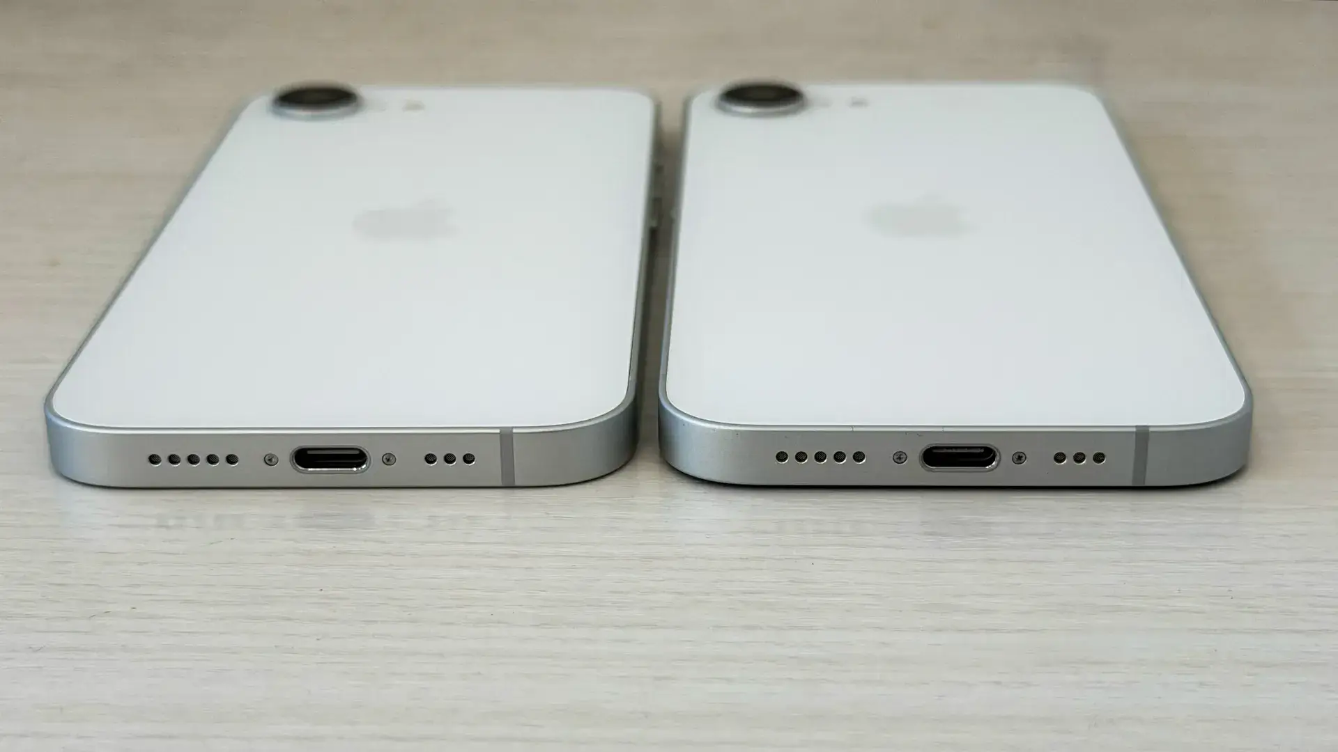 iPhone17eの実機レビュー|子供の初めてスマホにも最適な入門機の実力を徹底検証【随時更新】 20 iPhone17eとiPhone16eの底面比較