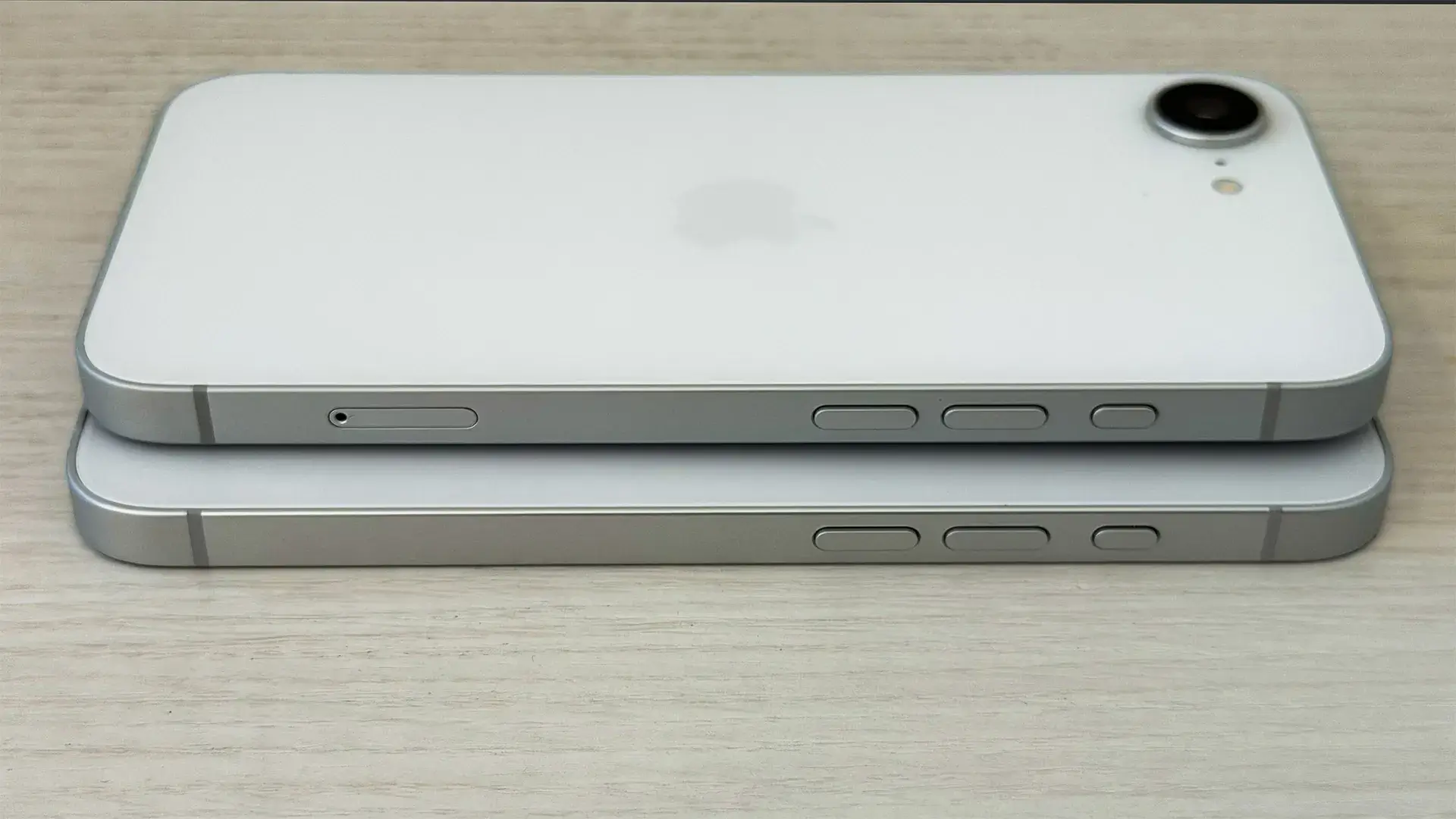 iPhone17eの実機レビュー|子供の初めてスマホにも最適な入門機の実力を徹底検証【随時更新】 22 iPhone17eとiPhone16eの側面比較