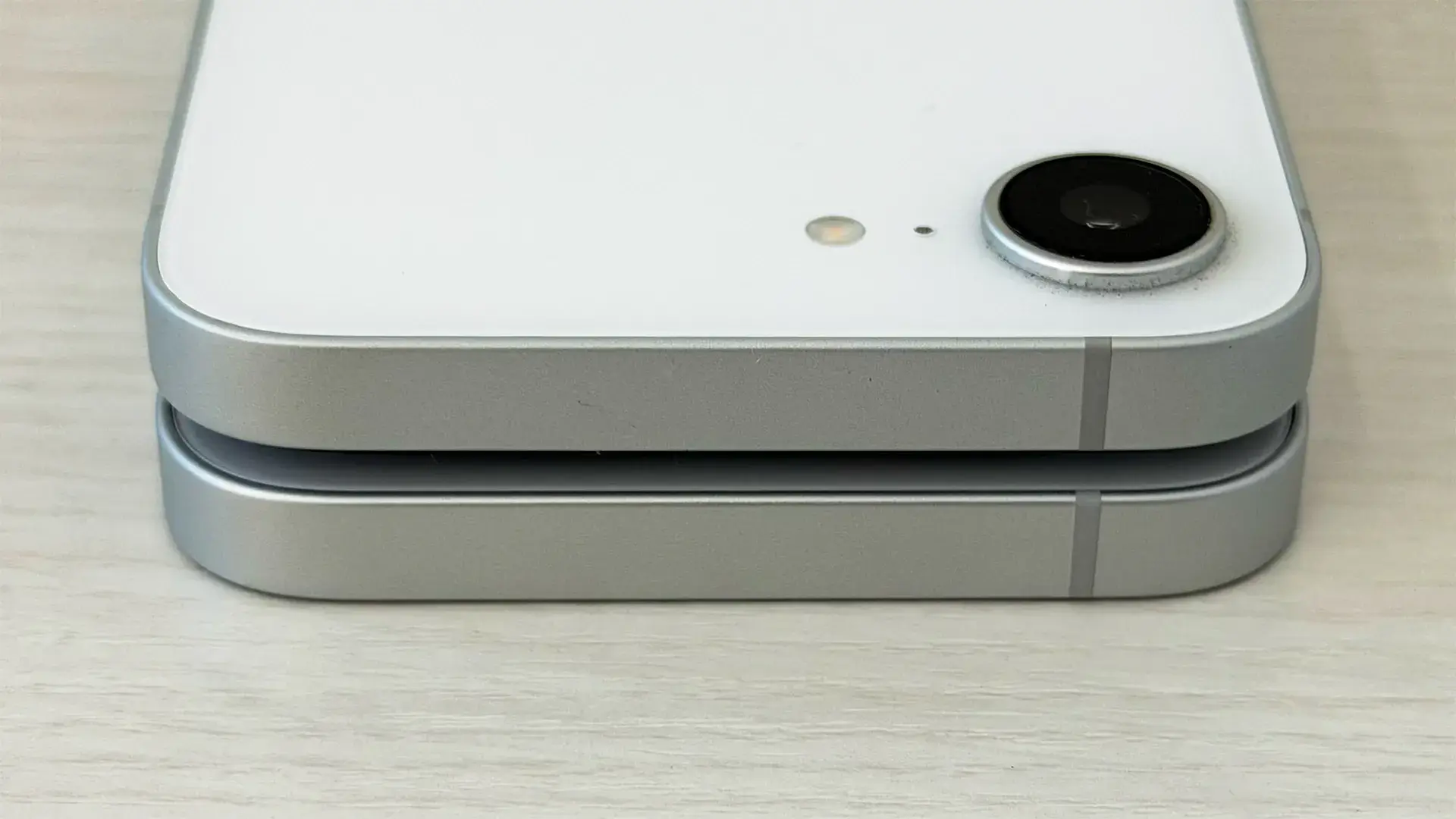 iPhone17eの実機レビュー|子供の初めてスマホにも最適な入門機の実力を徹底検証【随時更新】 19 iPhone17eとiPhone16eの上面比較