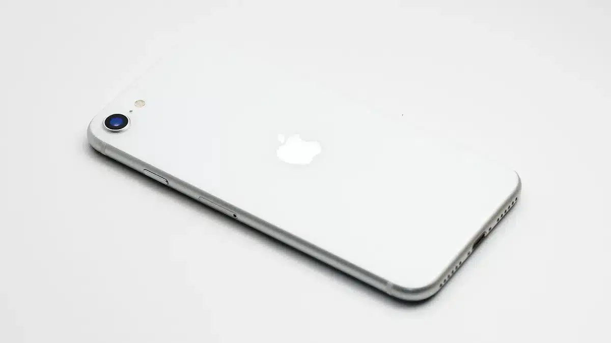 実は知らない!iPhone SE 第2世代の便利な5つの機能とは? 1 iPhone SE 第2世代 ホワイトの写真。縁が丸いタイプです。