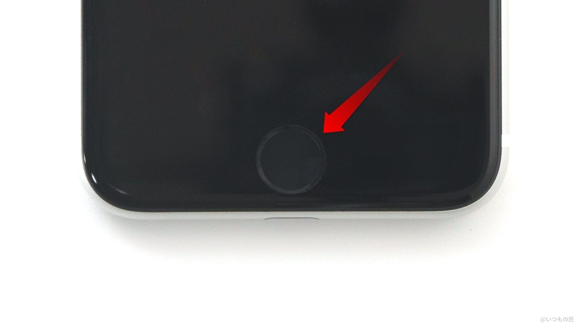 実は知らない!iPhone SE 第2世代の便利な5つの機能とは? 2 iPhone SE第2世代は、ホームボタンを搭載していて、そこでTouch ID(指紋認証)を実現できるのが特徴になりますね。