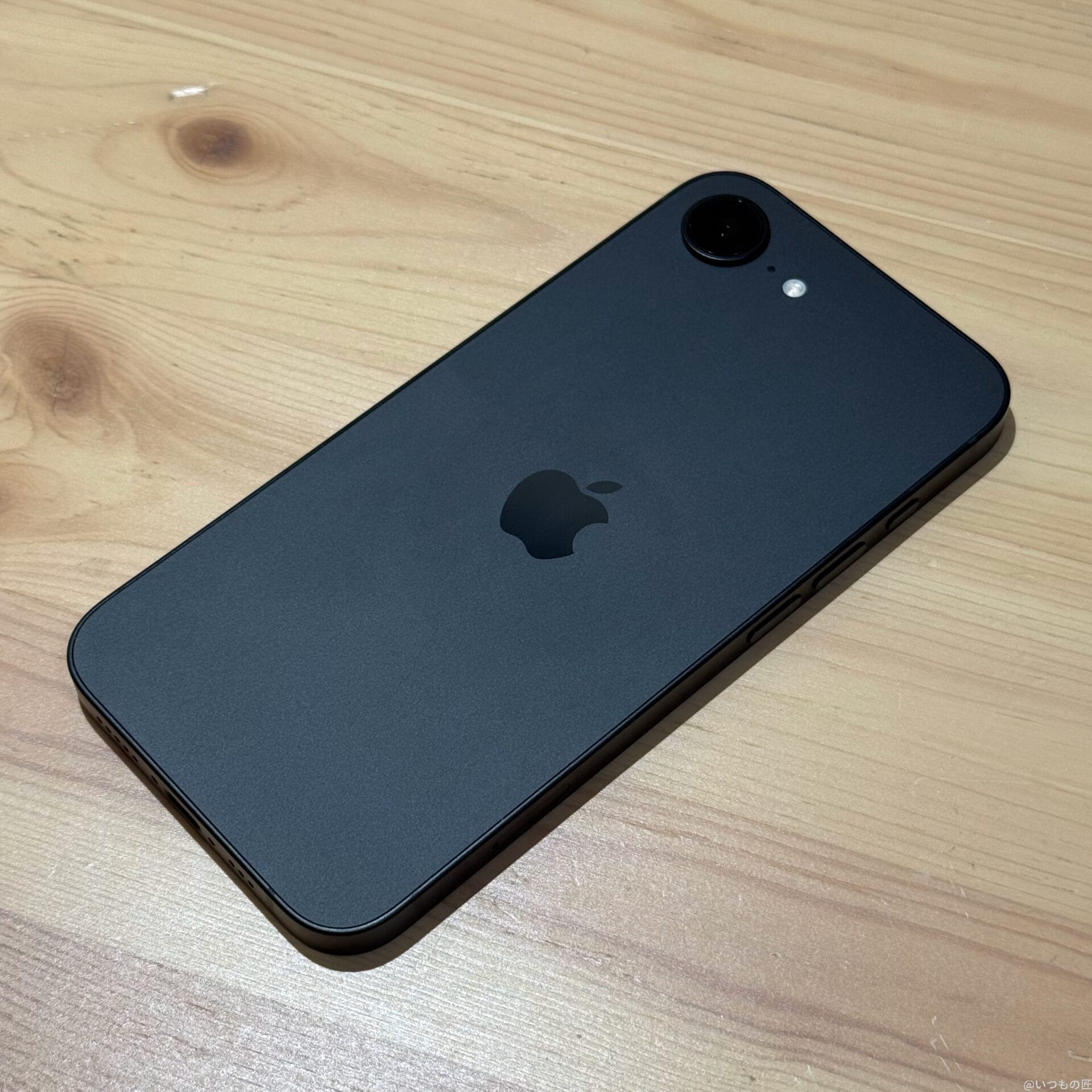iPhone17eとiPhone16eの違いを徹底比較!SEシリーズ第5世代の実力は? 18 iPhone16e 本体写真 背面デザイン