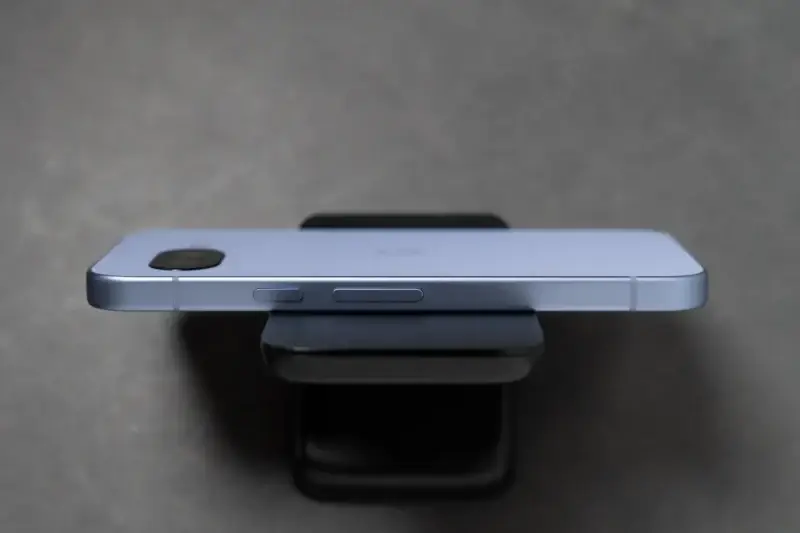 Pixel 9aの側面（右）