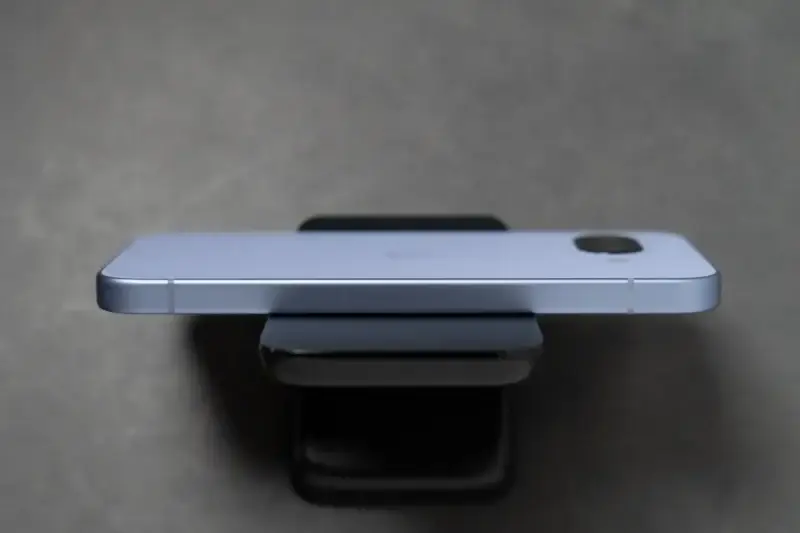 Pixel 9aの側面（左）